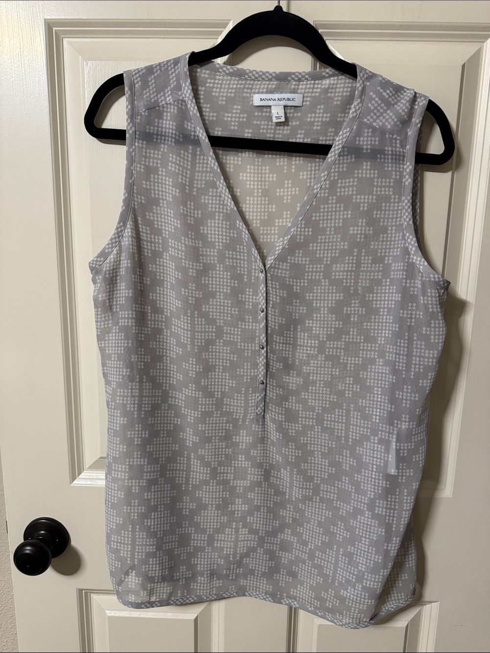 Banana Republic Light Gray Printed Sleeveless V-Neck Top